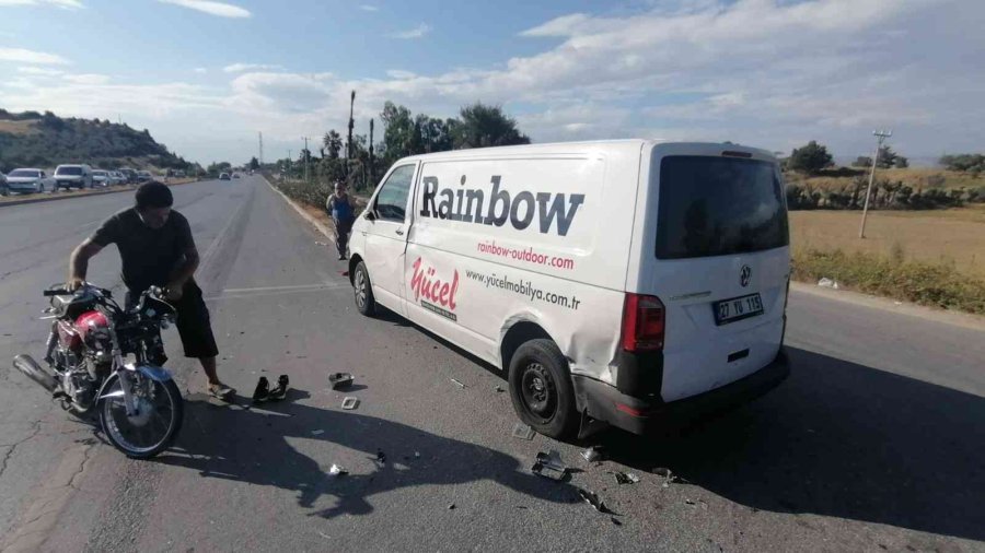 Manavgat’ta Otomobile Çarpan Motosikletin Sürücüsü Ağır Yaralandı