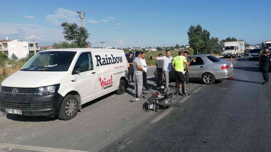 Manavgat’ta Otomobile Çarpan Motosikletin Sürücüsü Ağır Yaralandı