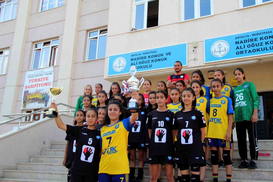 Asfaltta Çalışıp, Parke Sahada Türkiye Şampiyonu Oldular