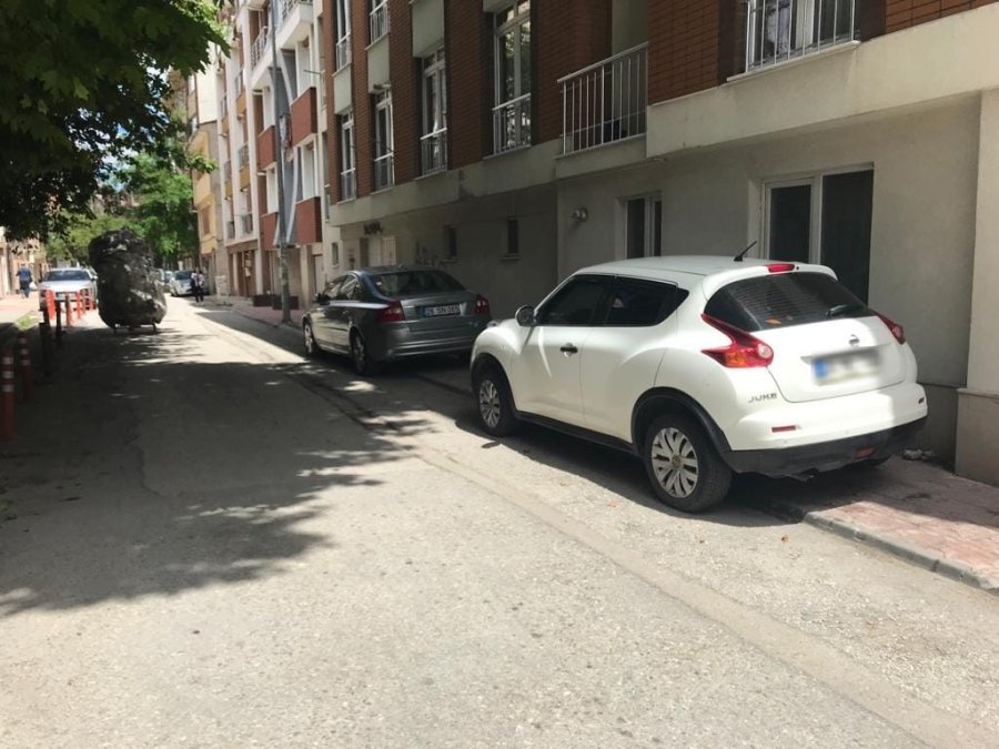 Kaldırım Değil Adeta Otopark