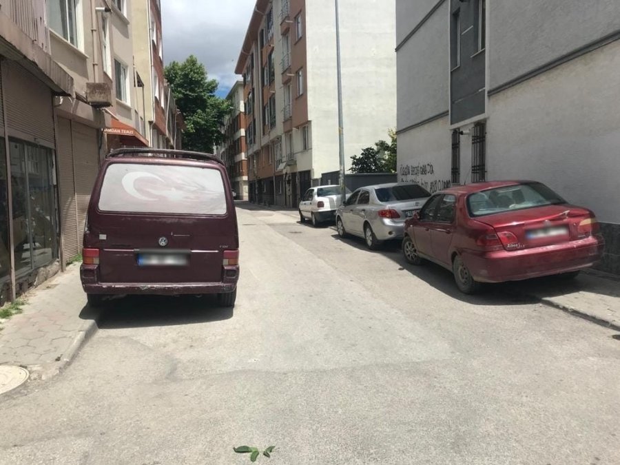 Kaldırım Değil Adeta Otopark