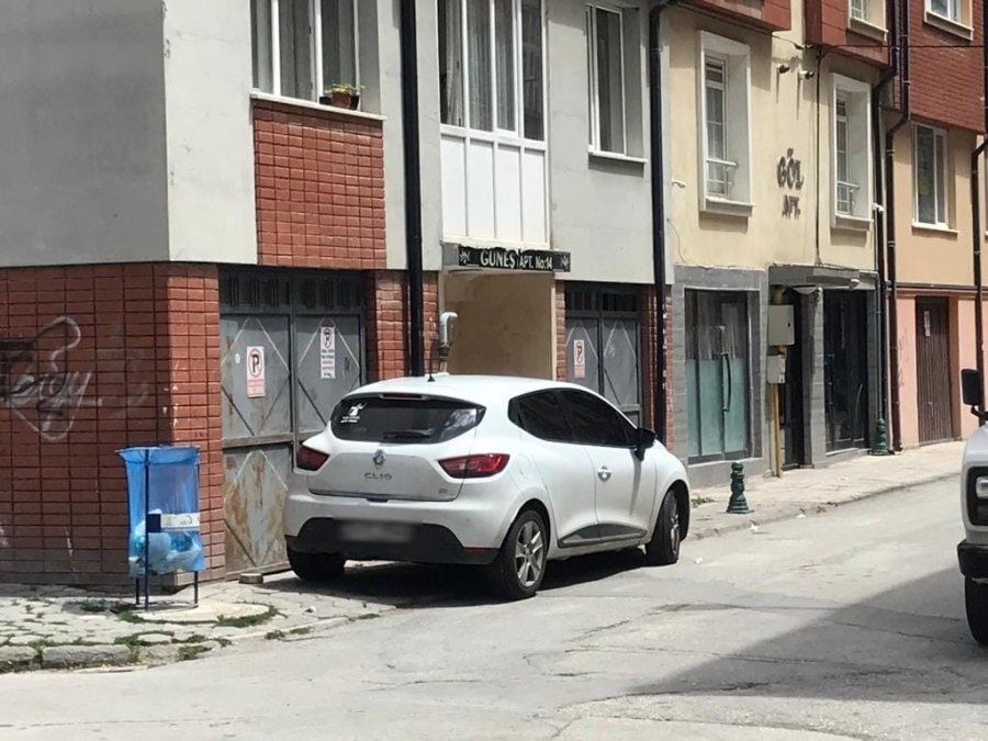 Kaldırım Değil Adeta Otopark