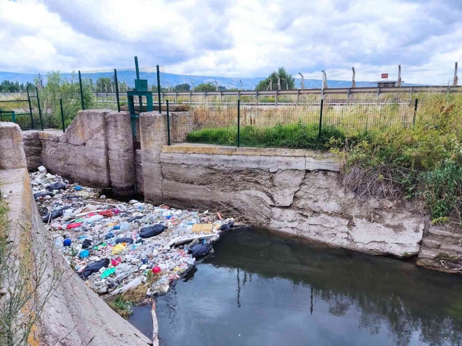 Sulama Kanalı Çöplüğe Döndü
