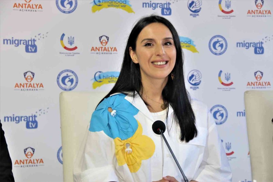 Antalya’da Ukraynalı Çocuklar İçin Sahneye Çıkan Şarkıcı Jamala’dan Bayraktar Teşekkürü