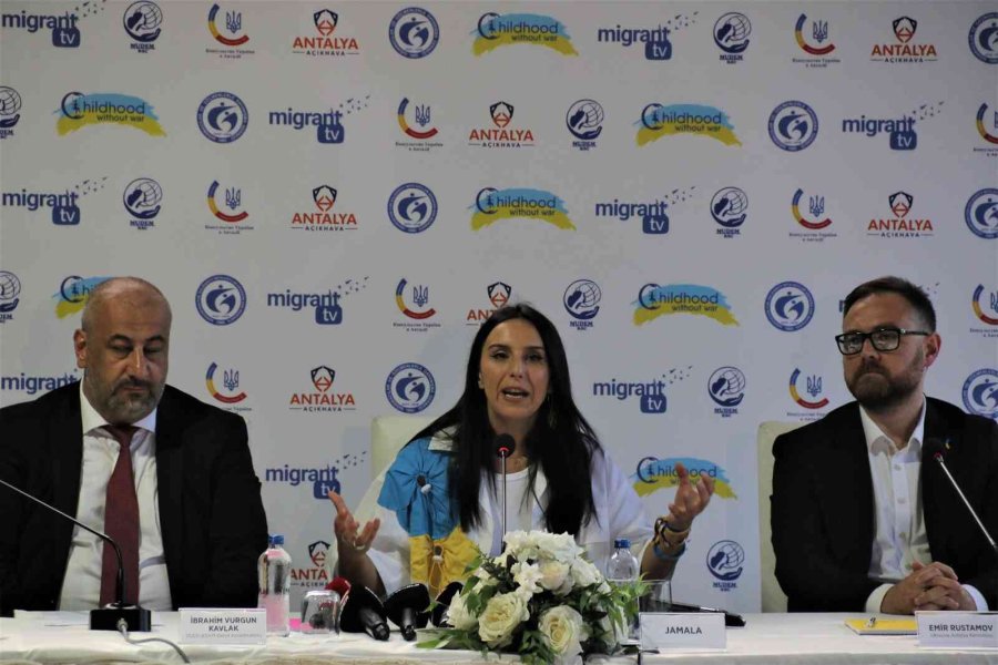 Antalya’da Ukraynalı Çocuklar İçin Sahneye Çıkan Şarkıcı Jamala’dan Bayraktar Teşekkürü