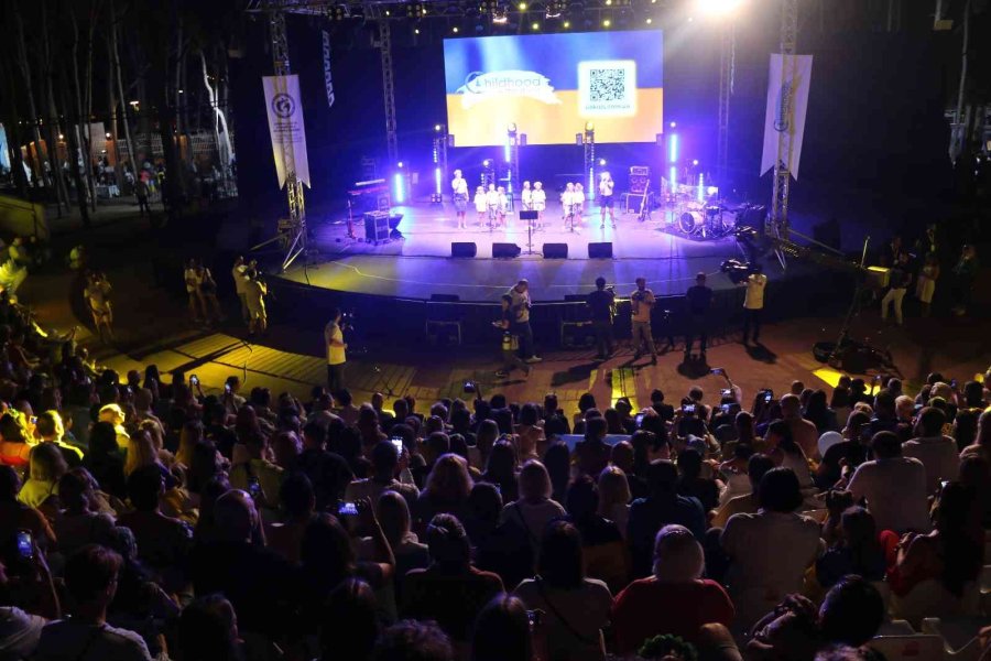 Antalya’da Ukraynalı Çocuklar İçin Sahneye Çıkan Şarkıcı Jamala’dan Bayraktar Teşekkürü