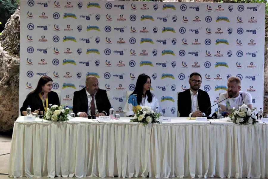 Antalya’da Ukraynalı Çocuklar İçin Sahneye Çıkan Şarkıcı Jamala’dan Bayraktar Teşekkürü