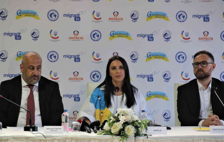 Antalya’da Ukraynalı Çocuklar İçin Sahneye Çıkan Şarkıcı Jamala’dan Bayraktar Teşekkürü