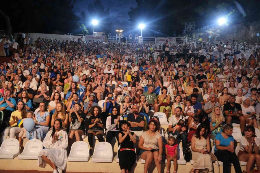 Antalya’da Ukraynalı Çocuklar İçin Sahneye Çıkan Şarkıcı Jamala’dan Bayraktar Teşekkürü