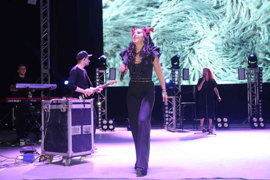 Antalya’da Ukraynalı Çocuklar İçin Sahneye Çıkan Şarkıcı Jamala’dan Bayraktar Teşekkürü