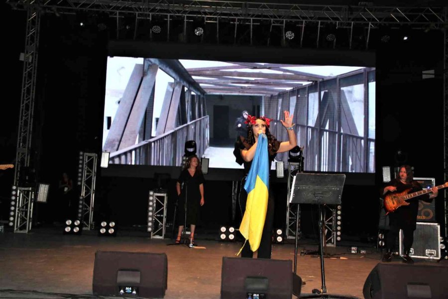 Antalya’da Ukraynalı Çocuklar İçin Sahneye Çıkan Şarkıcı Jamala’dan Bayraktar Teşekkürü