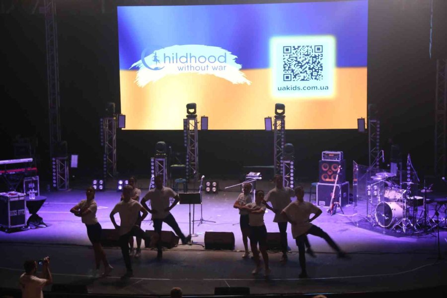 Antalya’da Ukraynalı Çocuklar İçin Sahneye Çıkan Şarkıcı Jamala’dan Bayraktar Teşekkürü