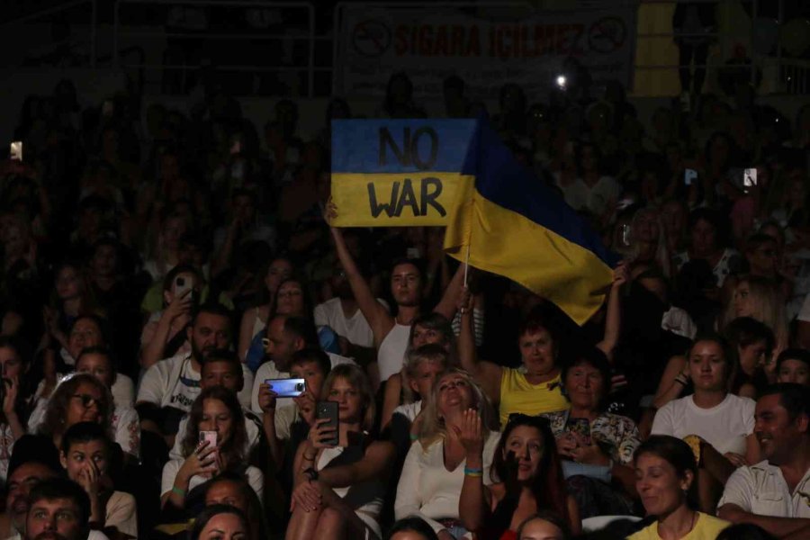 Antalya’da Ukraynalı Çocuklar İçin Sahneye Çıkan Şarkıcı Jamala’dan Bayraktar Teşekkürü