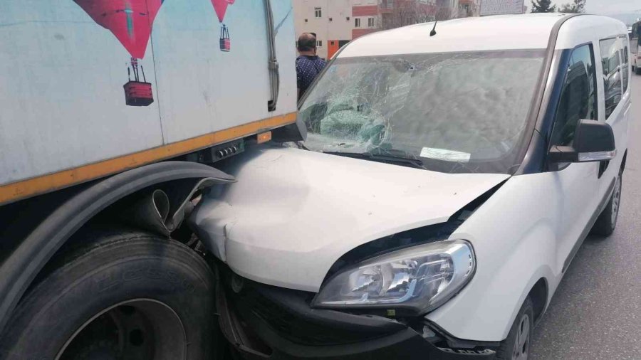 Yol Temizleme Aracına Çarpan Aracın Sürücüsü Yaralandı