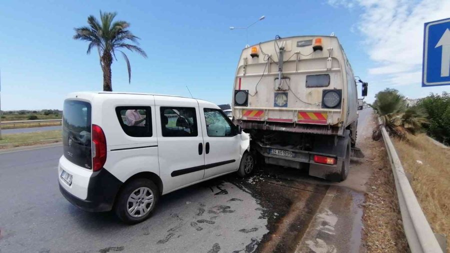 Yol Temizleme Aracına Çarpan Aracın Sürücüsü Yaralandı