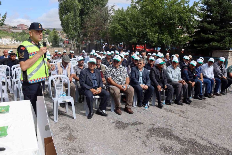Protokol, Çiftçilerin Traktörlerine Reflektör Taktı