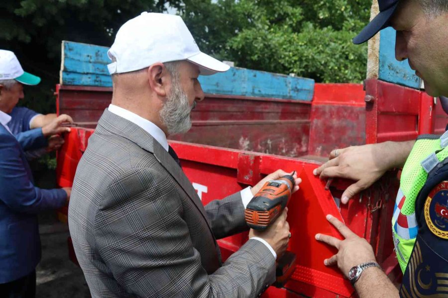 Protokol, Çiftçilerin Traktörlerine Reflektör Taktı