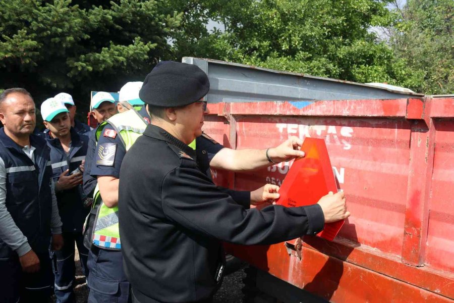 Protokol, Çiftçilerin Traktörlerine Reflektör Taktı