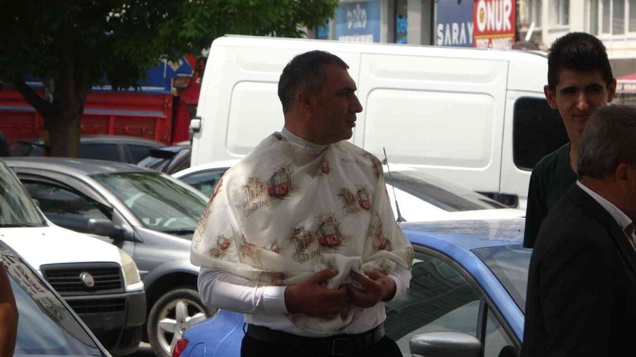 Yangını Duydu, Tıraşı Bırakıp Kendini Dışarı Attı