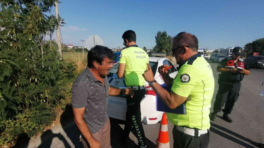 Manavgat’ta Otomobile Çarpan Motosikletin Sürücüsü Ağır Yaralandı