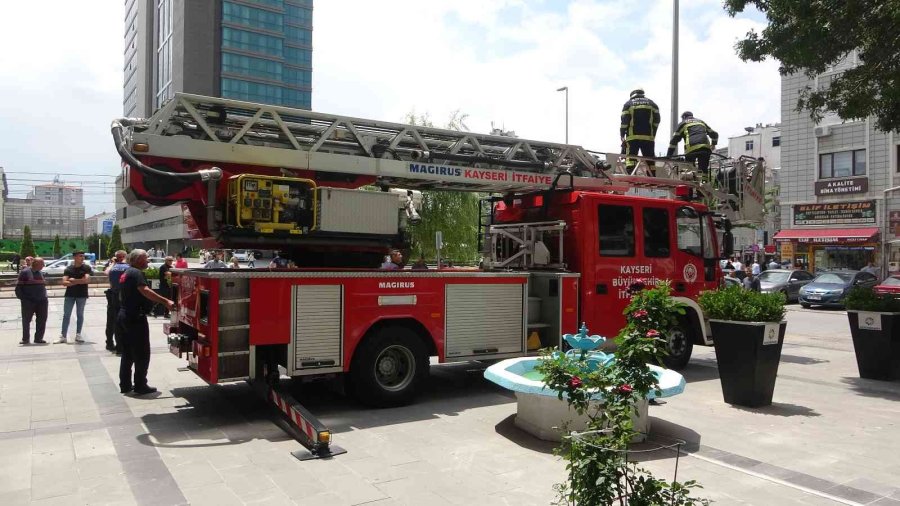 Yangını Duydu, Tıraşı Bırakıp Kendini Dışarı Attı