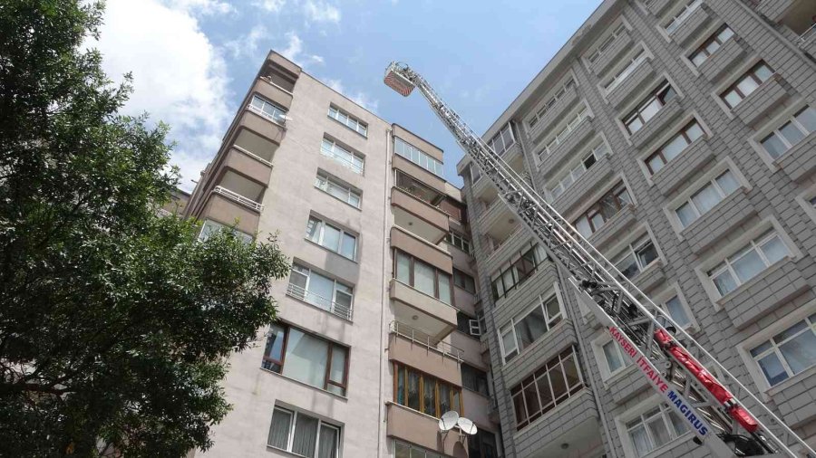 Yangını Duydu, Tıraşı Bırakıp Kendini Dışarı Attı