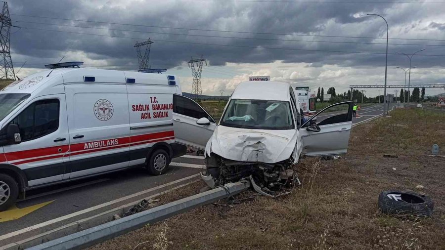 Lastiği Patlayan Otomobil Refüjdeki Aydınlatma Direğine Çarptı: 6 Yaralı