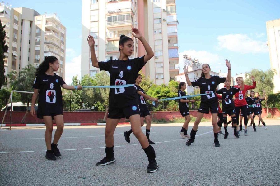 Asfaltta Çalışıp, Parke Sahada Türkiye Şampiyonu Oldular