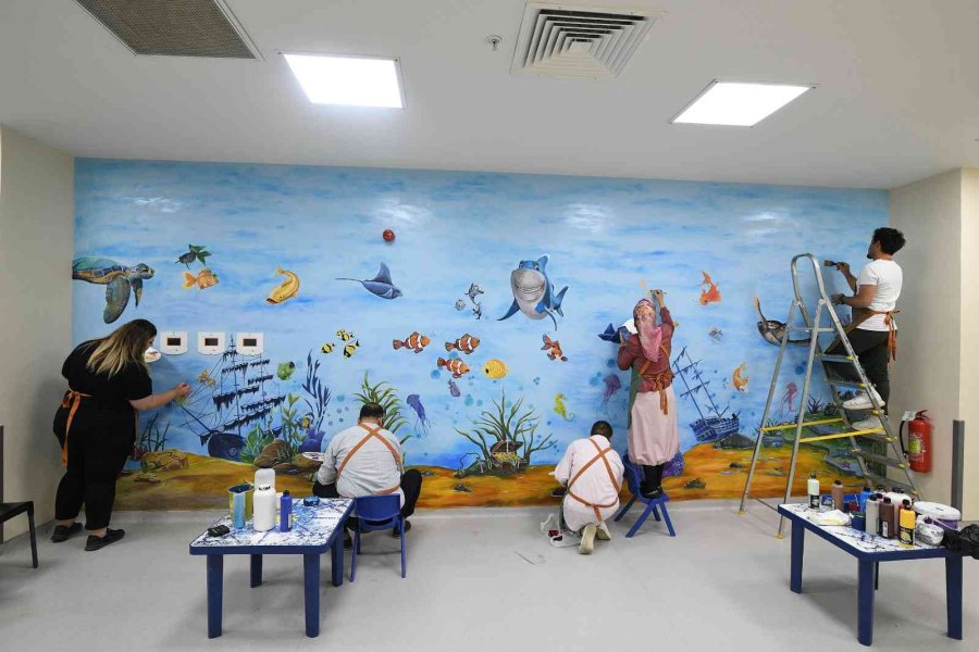 Komek Hastane Duvarlarını Çocuklar İçin Renklendirdi
