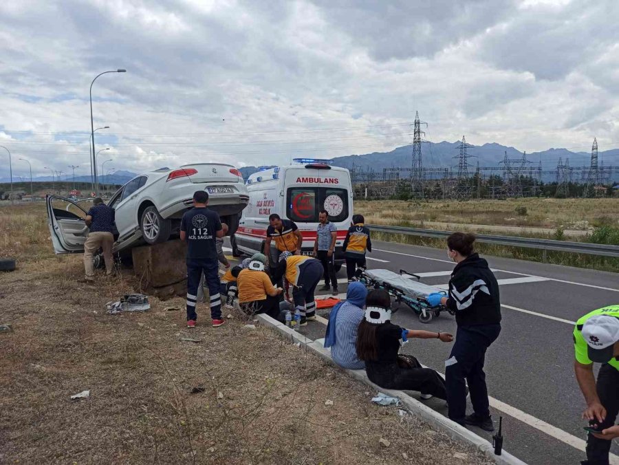 Lastiği Patlayan Otomobil Refüjdeki Aydınlatma Direğine Çarptı: 6 Yaralı