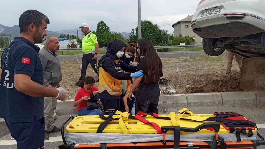 Lastiği Patlayan Otomobil Refüjdeki Aydınlatma Direğine Çarptı: 6 Yaralı