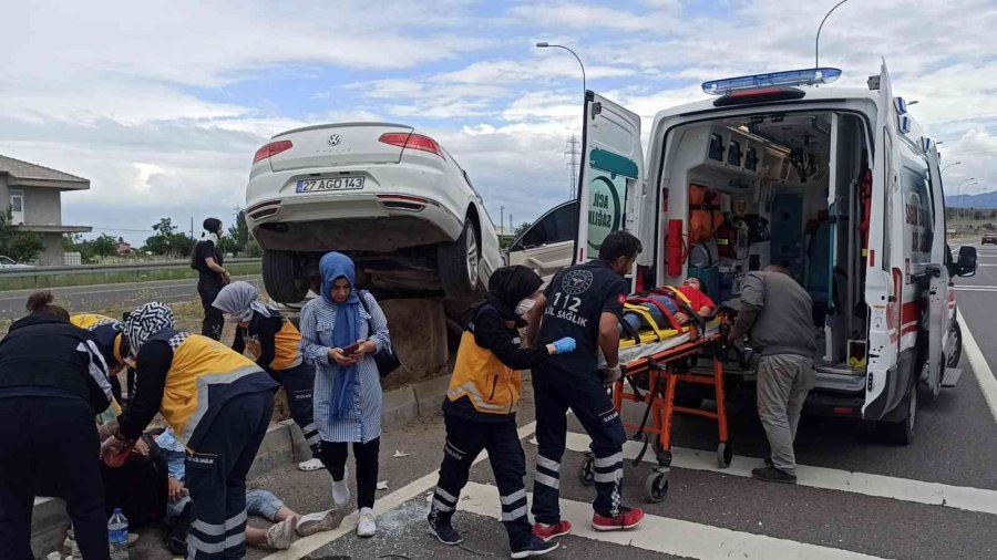 Lastiği Patlayan Otomobil Refüjdeki Aydınlatma Direğine Çarptı: 6 Yaralı