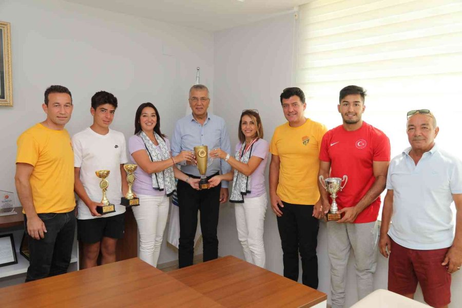 Mezitli Belediyesinin Sporcuları Kupalarını Başkan Tarhan’a Getirdi