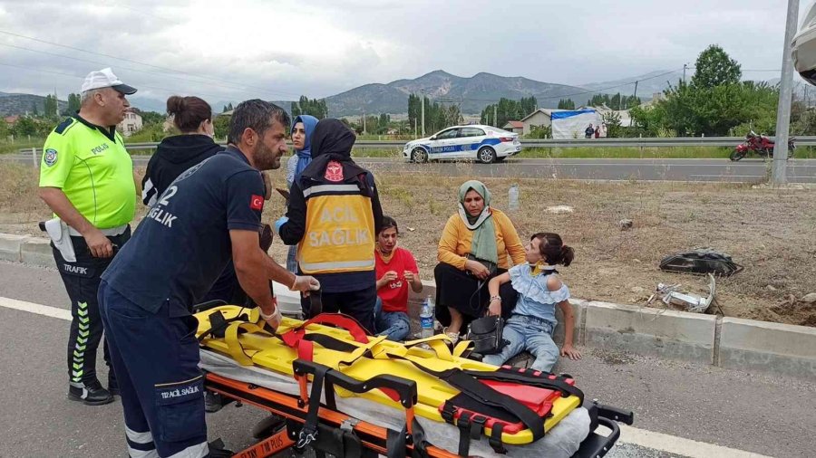 Lastiği Patlayan Otomobil Refüjdeki Aydınlatma Direğine Çarptı: 6 Yaralı