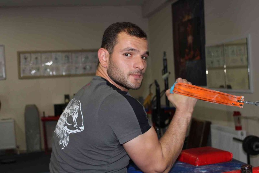 Bilek Güreşinde Başarı 10 Tonu Kaldırmaktan Geçiyor