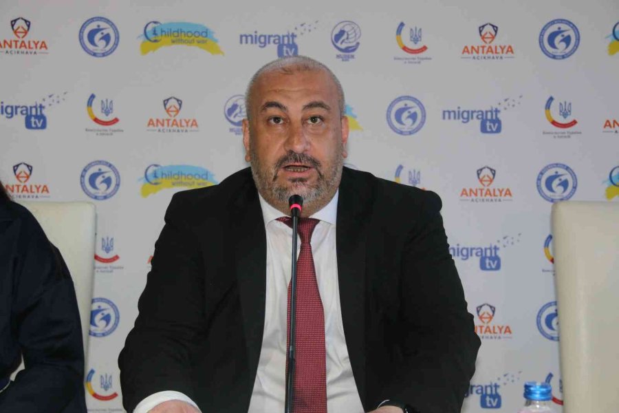 Antalya’da Ukraynalı Çocuklar İçin Sahneye Çıkan Şarkıcı Jamala’dan Bayraktar Teşekkürü