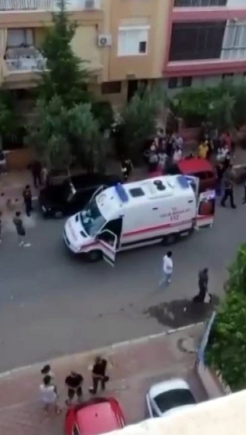 Sokak Ortasında Bıçakladığı Kadının Başında Bekleyip Yanına Kimseyi Yaklaştırmadı