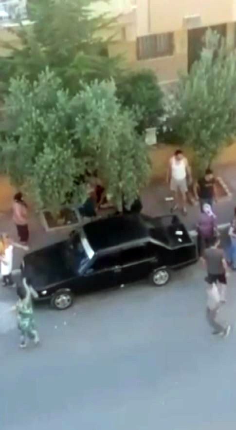 Sokak Ortasında Bıçakladığı Kadının Başında Bekleyip Yanına Kimseyi Yaklaştırmadı