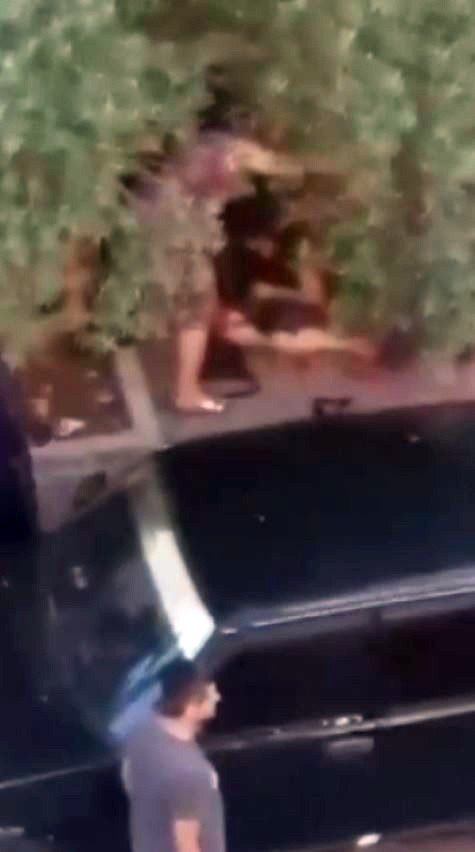 Sokak Ortasında Bıçakladığı Kadının Başında Bekleyip Yanına Kimseyi Yaklaştırmadı