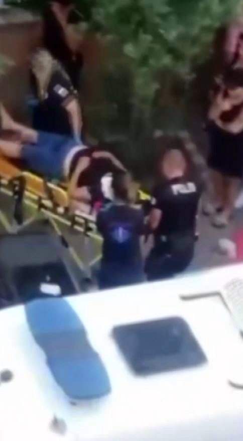 Sokak Ortasında Bıçakladığı Kadının Başında Bekleyip Yanına Kimseyi Yaklaştırmadı