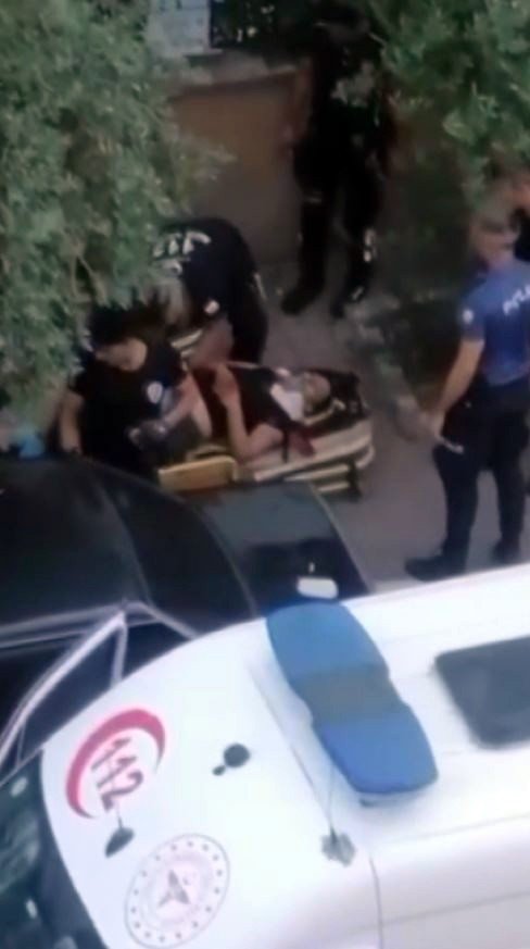 Sokak Ortasında Bıçakladığı Kadının Başında Bekleyip Yanına Kimseyi Yaklaştırmadı