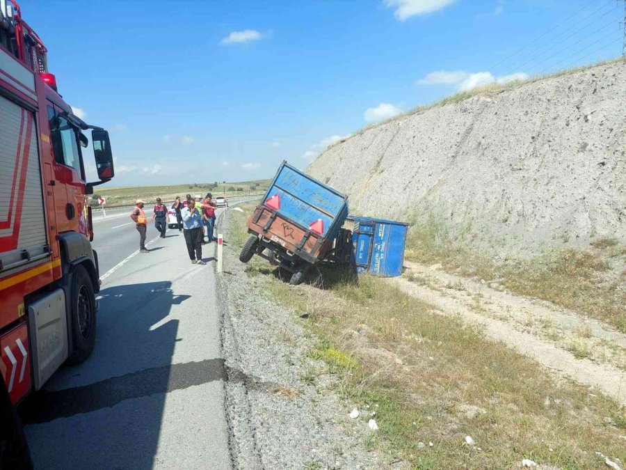 Traktör Şarampole Devrildi