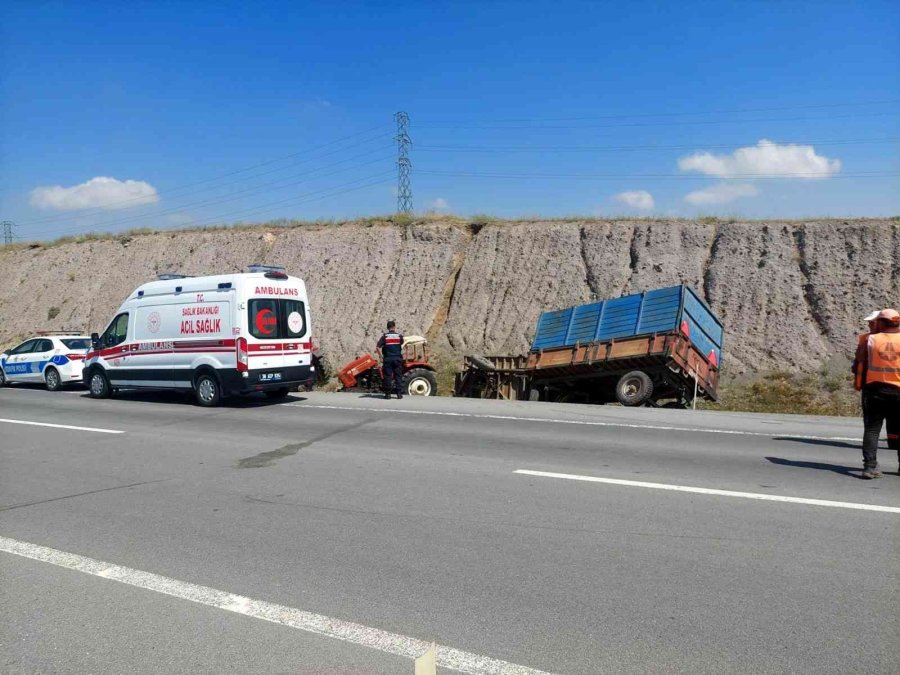 Traktör Şarampole Devrildi