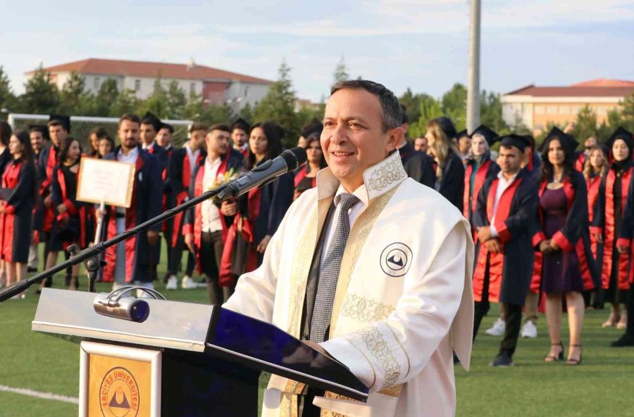 Erü Spor Bilimleri Fakültesi’nde Mezuniyet Coşkusu