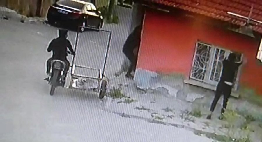 Pencerenin Demir Korkuluklarını Çaldılar