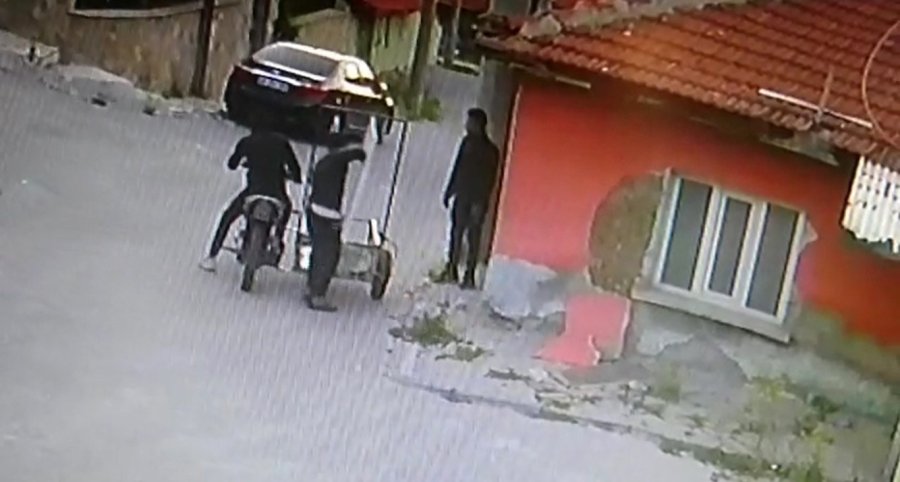 Pencerenin Demir Korkuluklarını Çaldılar