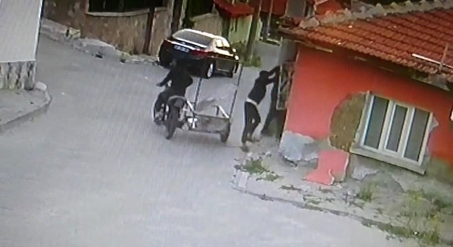 Pencerenin Demir Korkuluklarını Çaldılar