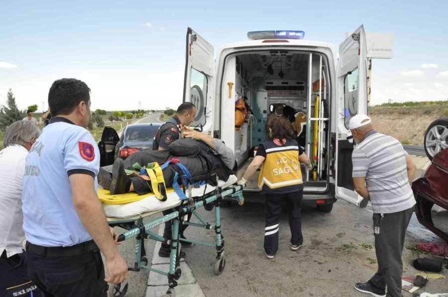 Karaman’da 2 Otomobil Çarpıştı: 4 Yaralı