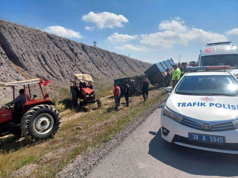 Traktör Şarampole Devrildi