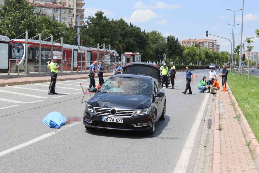 Kayseri’de Feci Kaza, Otomobil Çarptığı Bisikletliyi 50 Metre Sürükledi